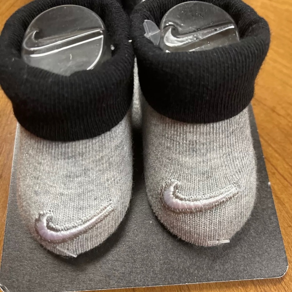 Nike Booties Crib Shoes Socks Baby Boy SZ Newborn 0/6 Mo Grey Black White NWT - Picture 5 of 6